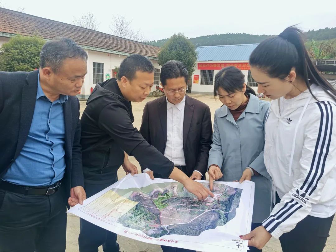 肖崇福到鹿寨县导江乡检查指导项目推进情况