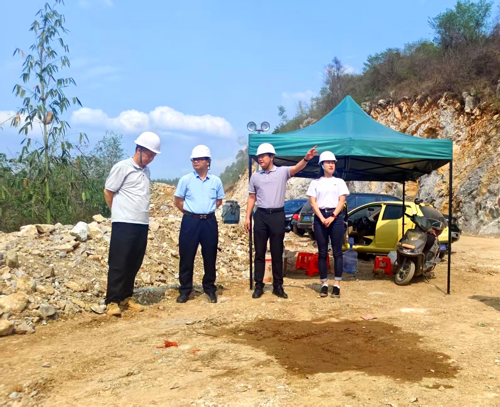 韦宏董事长到龙坪石灰岩矿区调研指导工作