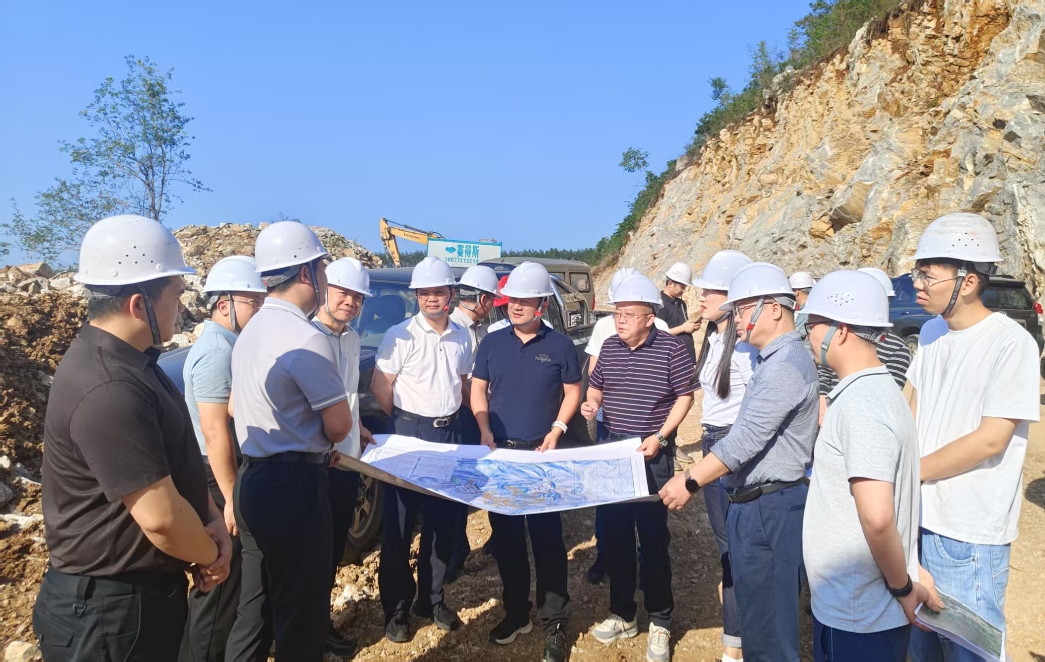 杨毅县长到龙坪石灰岩矿区调研指导工作