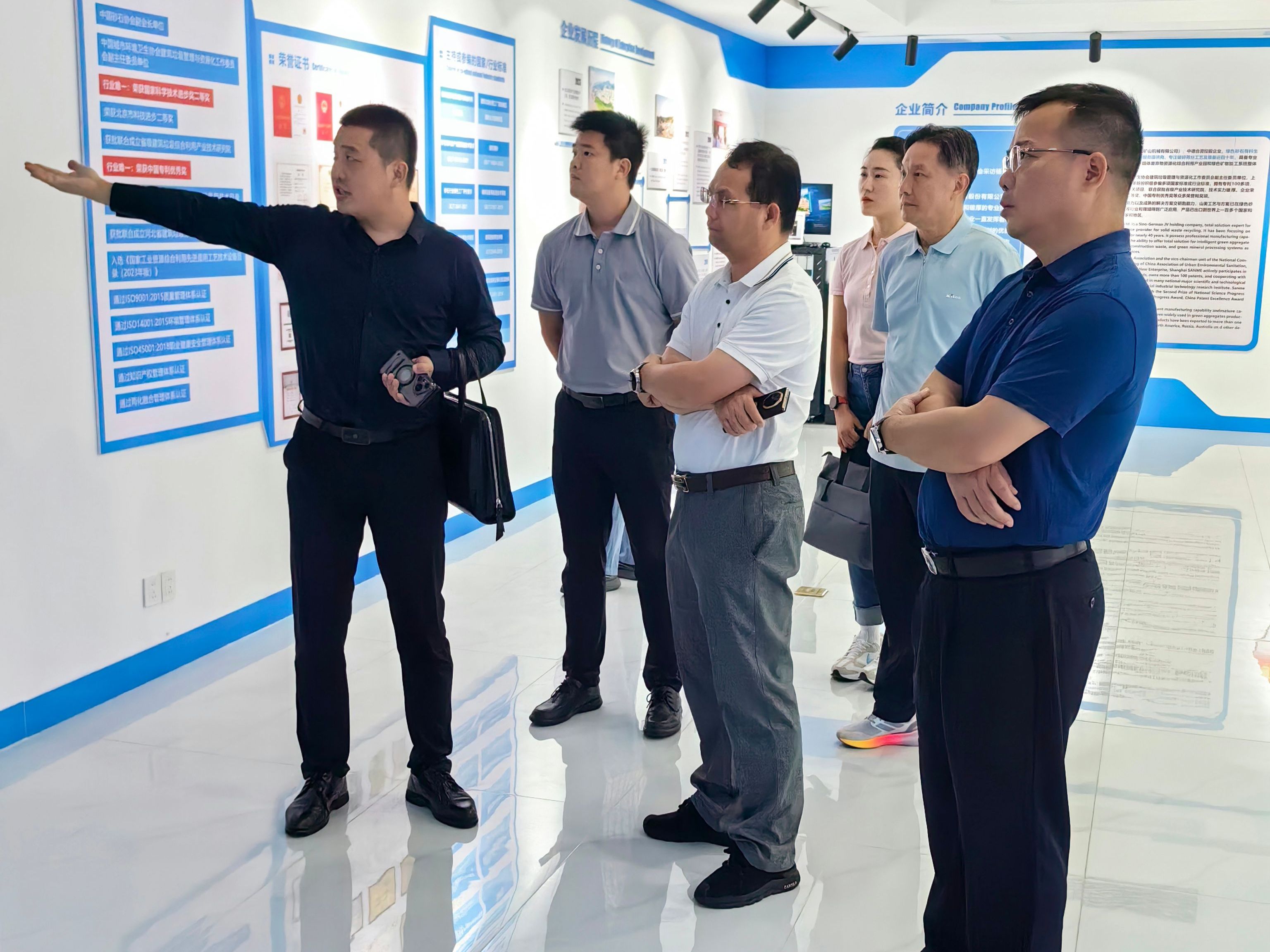 韦宏带队赴上海山美公司考察矿山砂石 骨料生产线设备