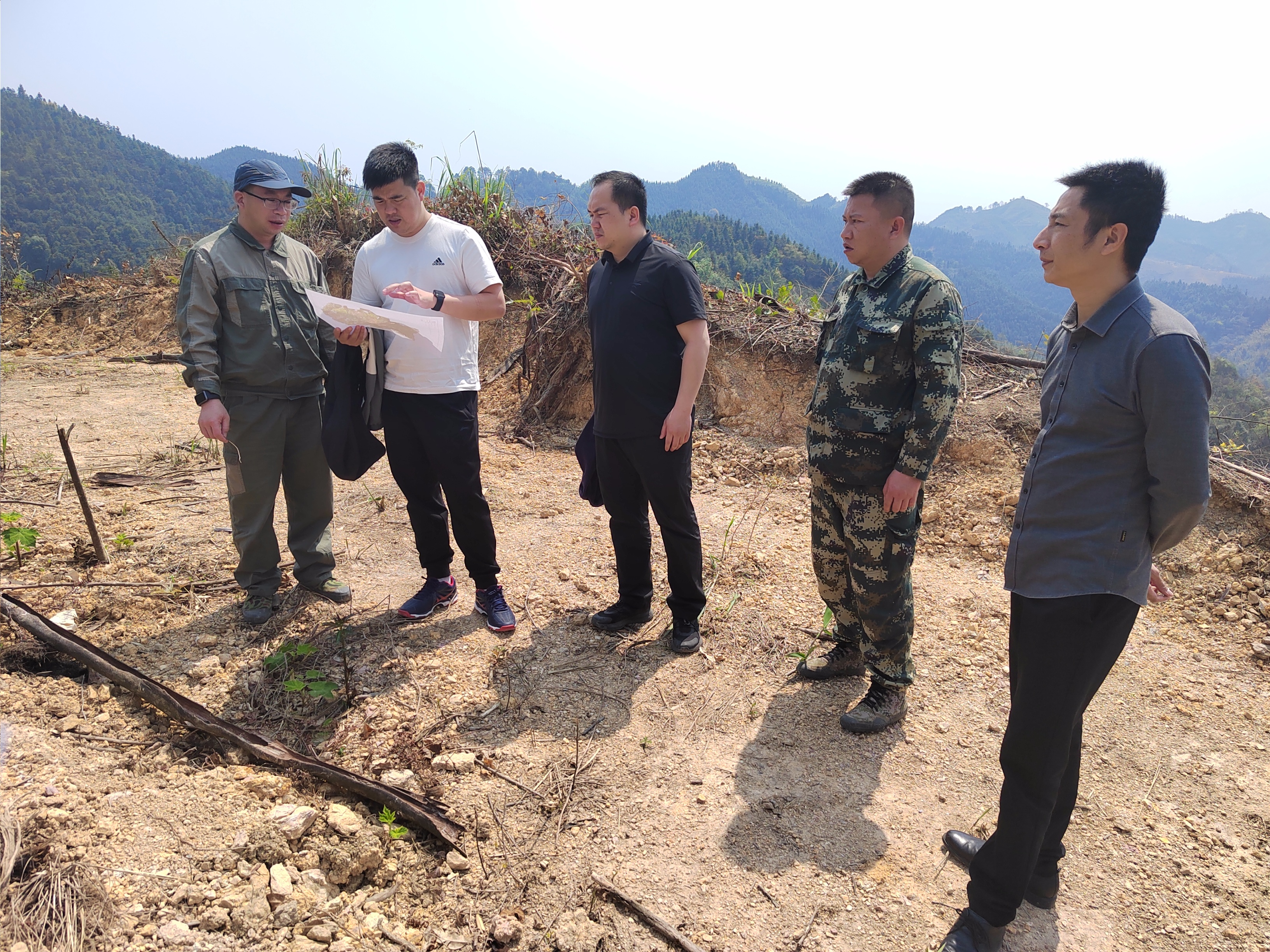 廖长琨到贺州八步区保塘村林地检查指导备耕造林工作